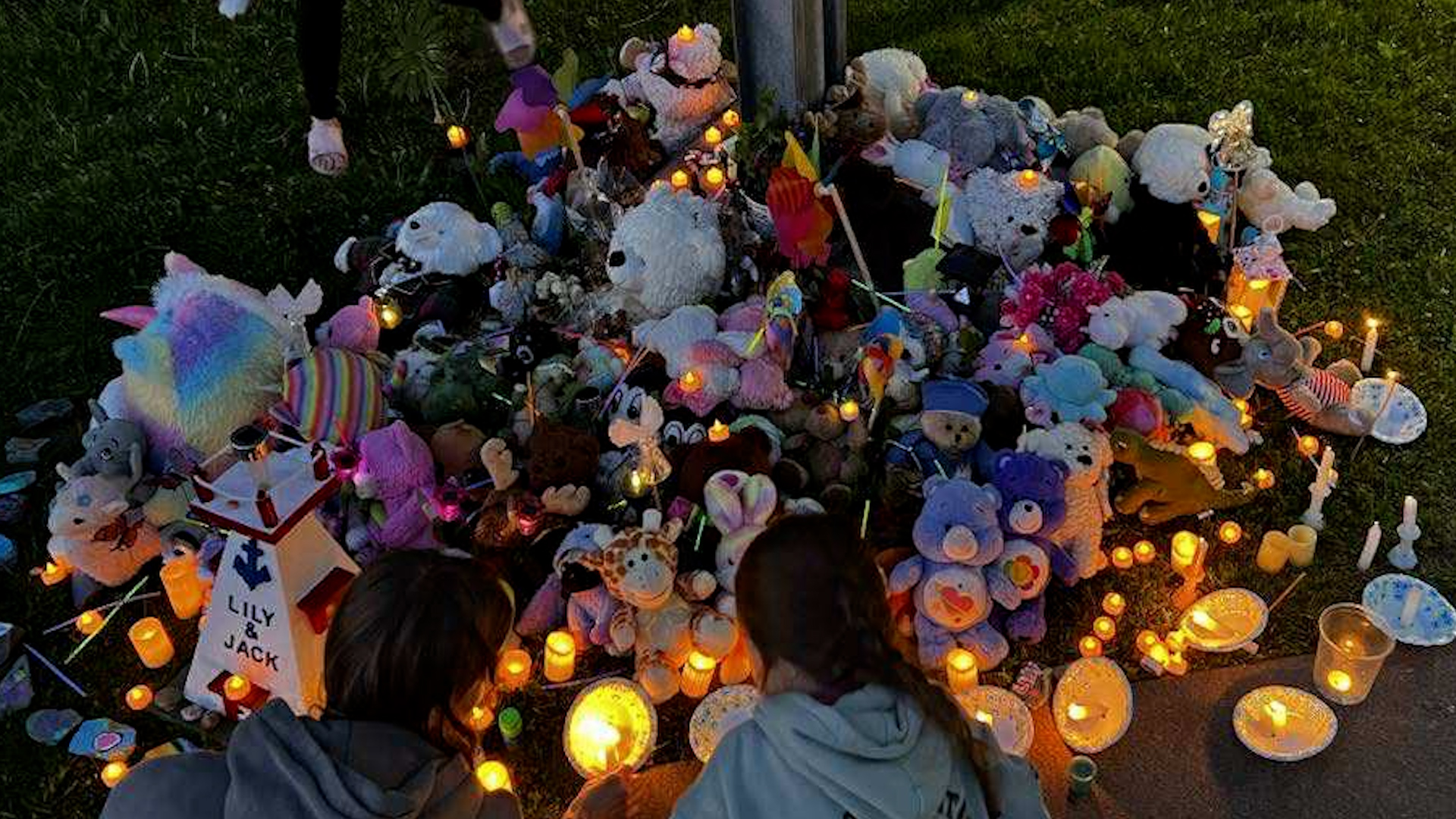 N.S. community holds candlelight vigil for missing siblings as search continues