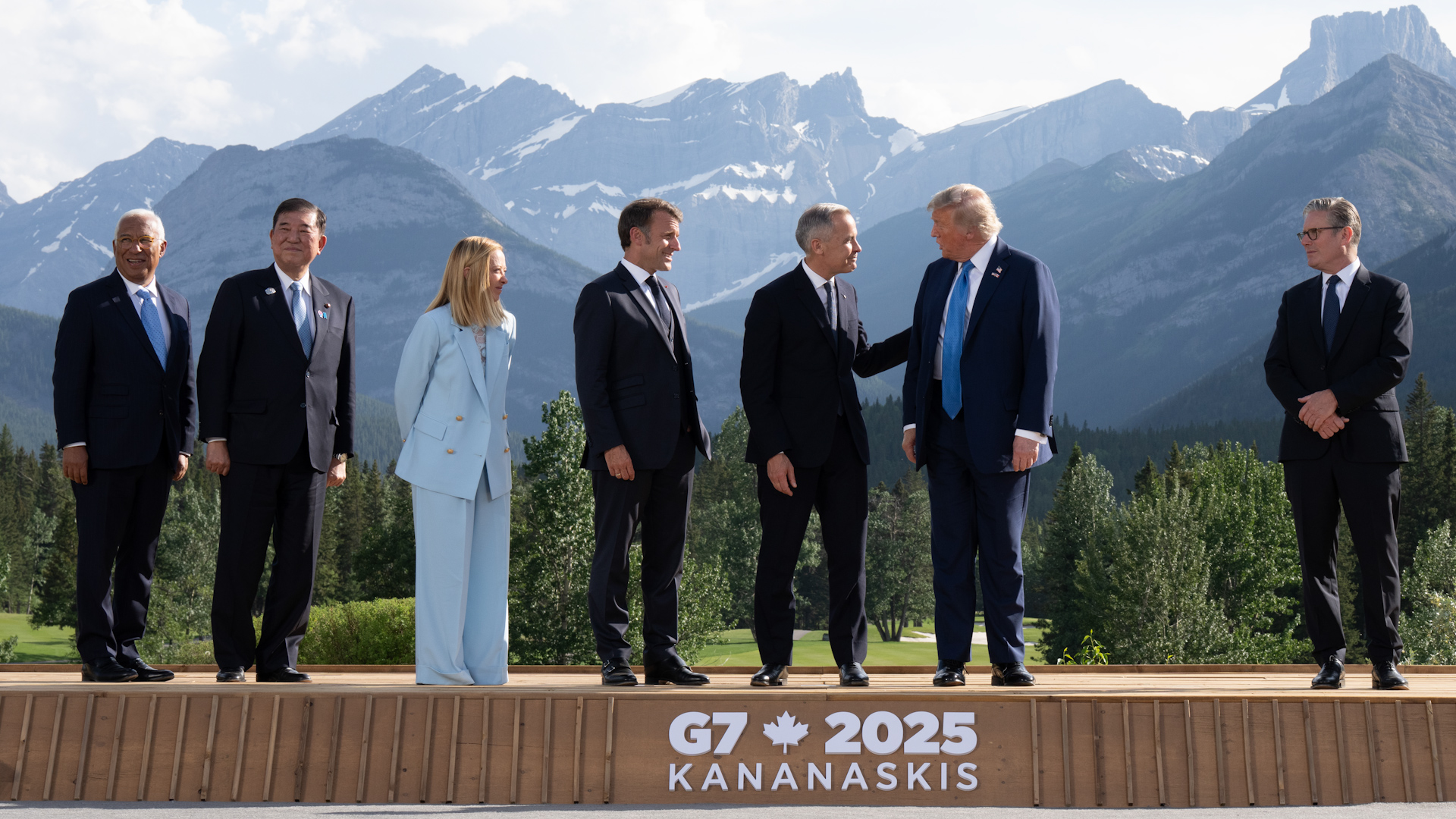 G7 summit: World leaders pose for 'family photo' in Alberta