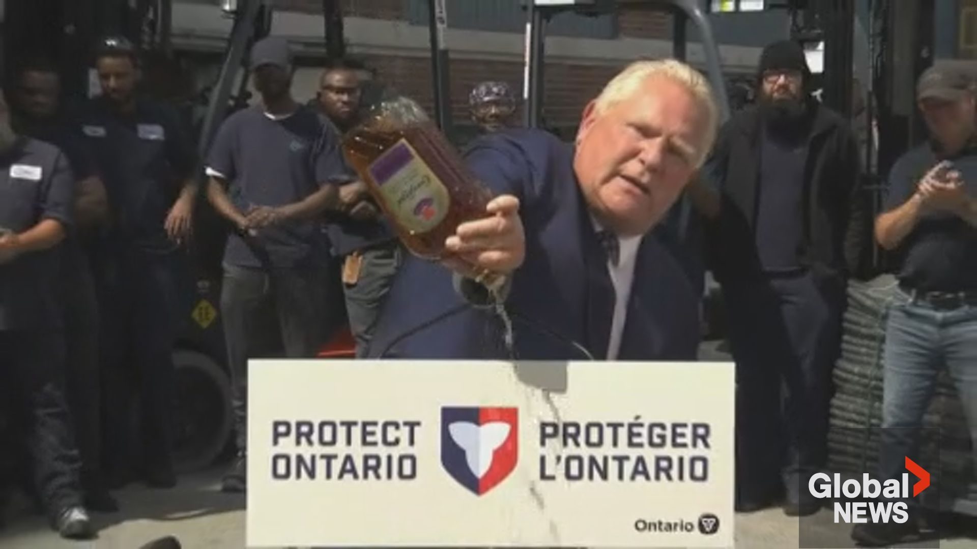 Phải chăng Doug Ford đang cố gắng tạo ra những khoảnh khắc gây sốt trên mạng xã hội bằng rượu whisky và kem?